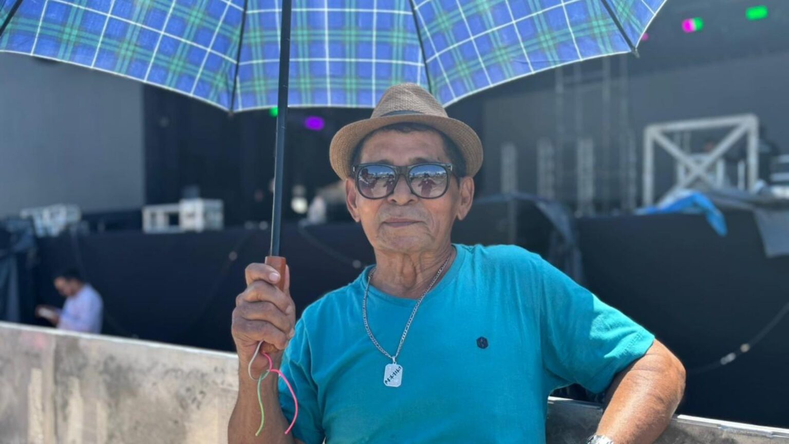 Aposentado Chega 9 Horas Antes Para Show de Anitta no Amapá e Mostra Seu Amor pela Música Aposentado Chega 9 Horas Antes Para Show de Anitta no Amapá e Mostra Seu Amor pela Música