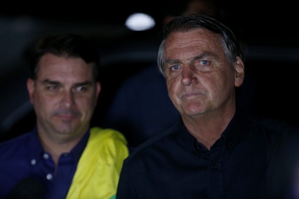 Bolsonaro Anuncia Flávio como Candidato à Presidência em 2026: 'Decisão Consciente'