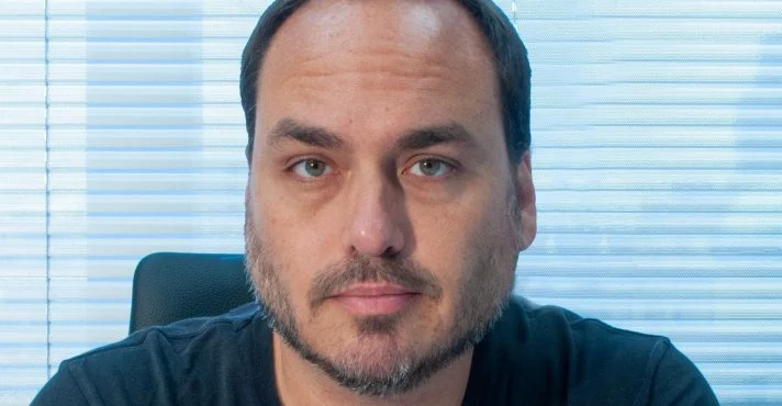 Carlos Atualiza Estado de Saúde de Bolsonaro Após Cirurgia