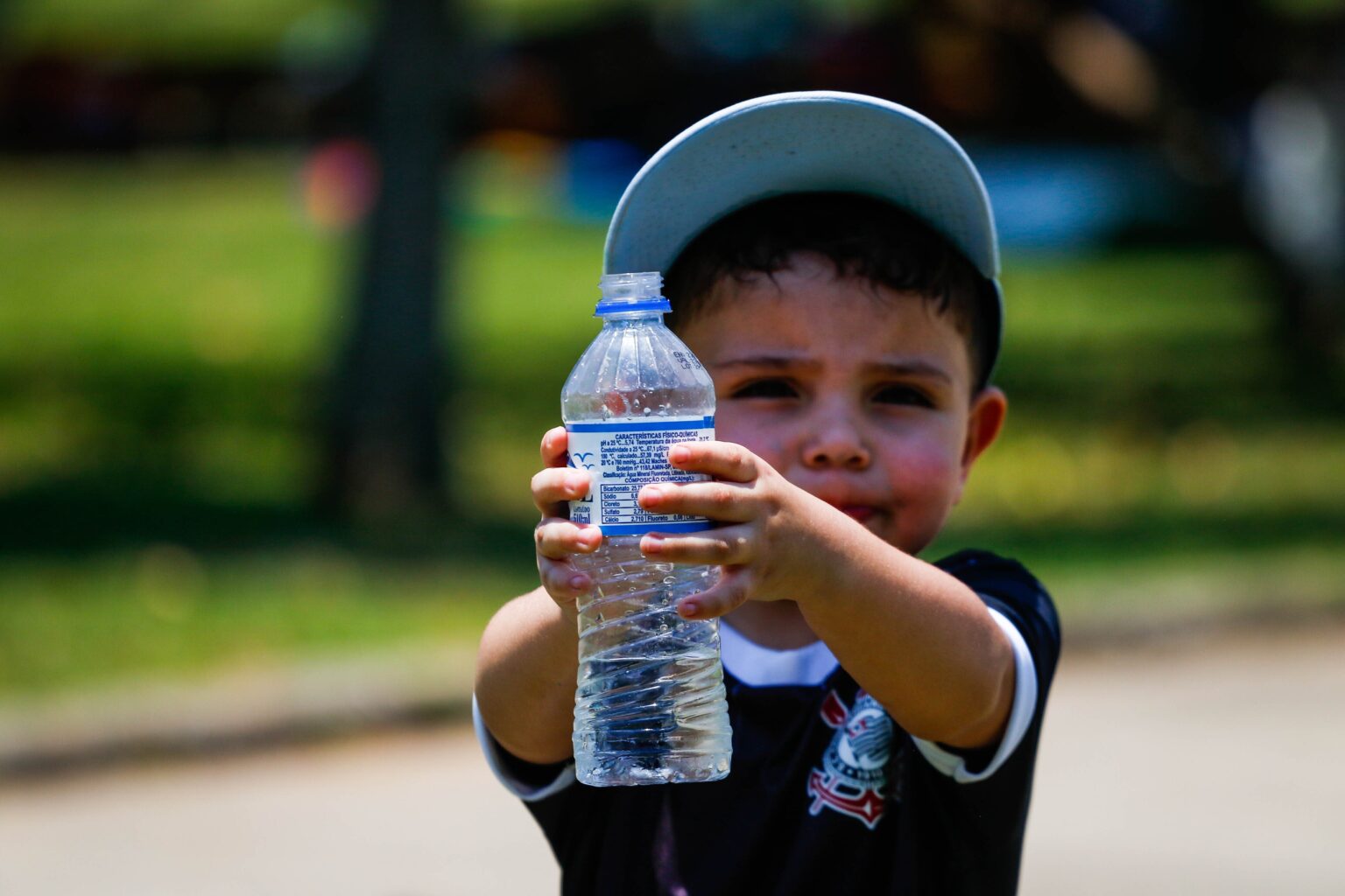 Desidratação no Calor: Urina como Termômetro para a Saúde de Crianças e Idosos