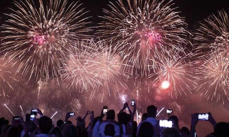 Fogos de Artifício com Estampido: Riscos para Animais e Pessoas nas Festas de Fim de Ano Fogos de Artifício com Estampido: Riscos para Animais e Pessoas nas Festas de Fim de Ano