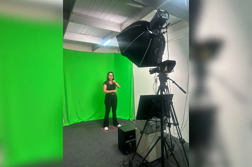 Intérpretes de Libras Brilham no Réveillon do Amapá: Inclusão em Foco Intérpretes de Libras Brilham no Réveillon do Amapá: Inclusão em Foco