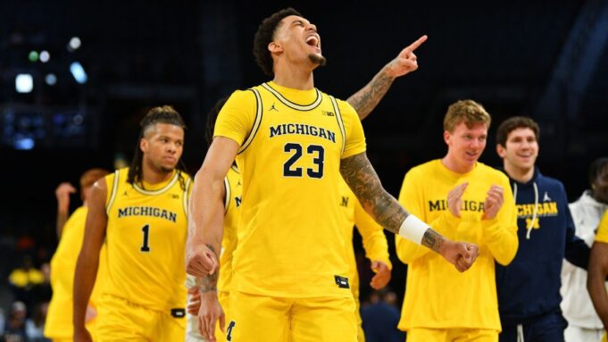 Michigan Reduz Diferença Para o Líder Arizona na Pesquisa de Basquete Masculino da AP