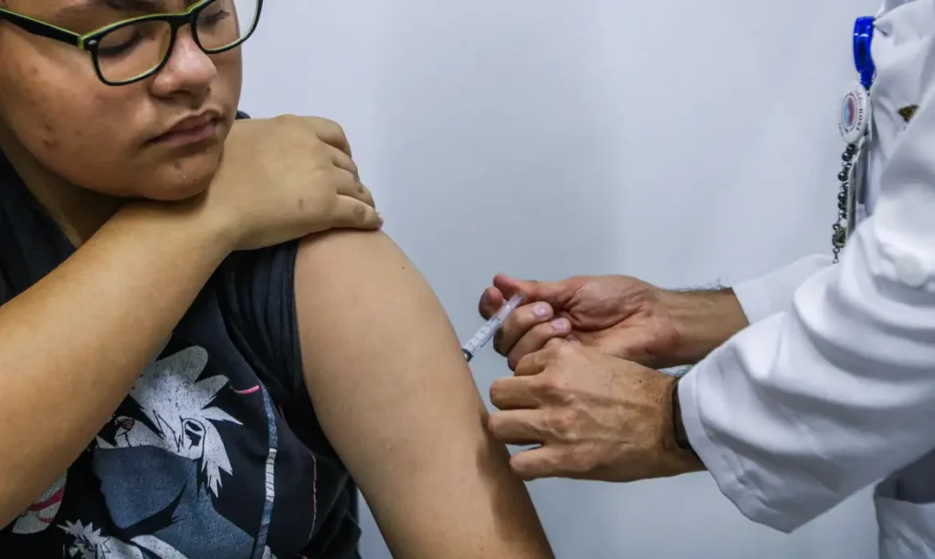 Ministério da Saúde Estende Prazo de Vacinação Contra HPV para Jovens até 2026
