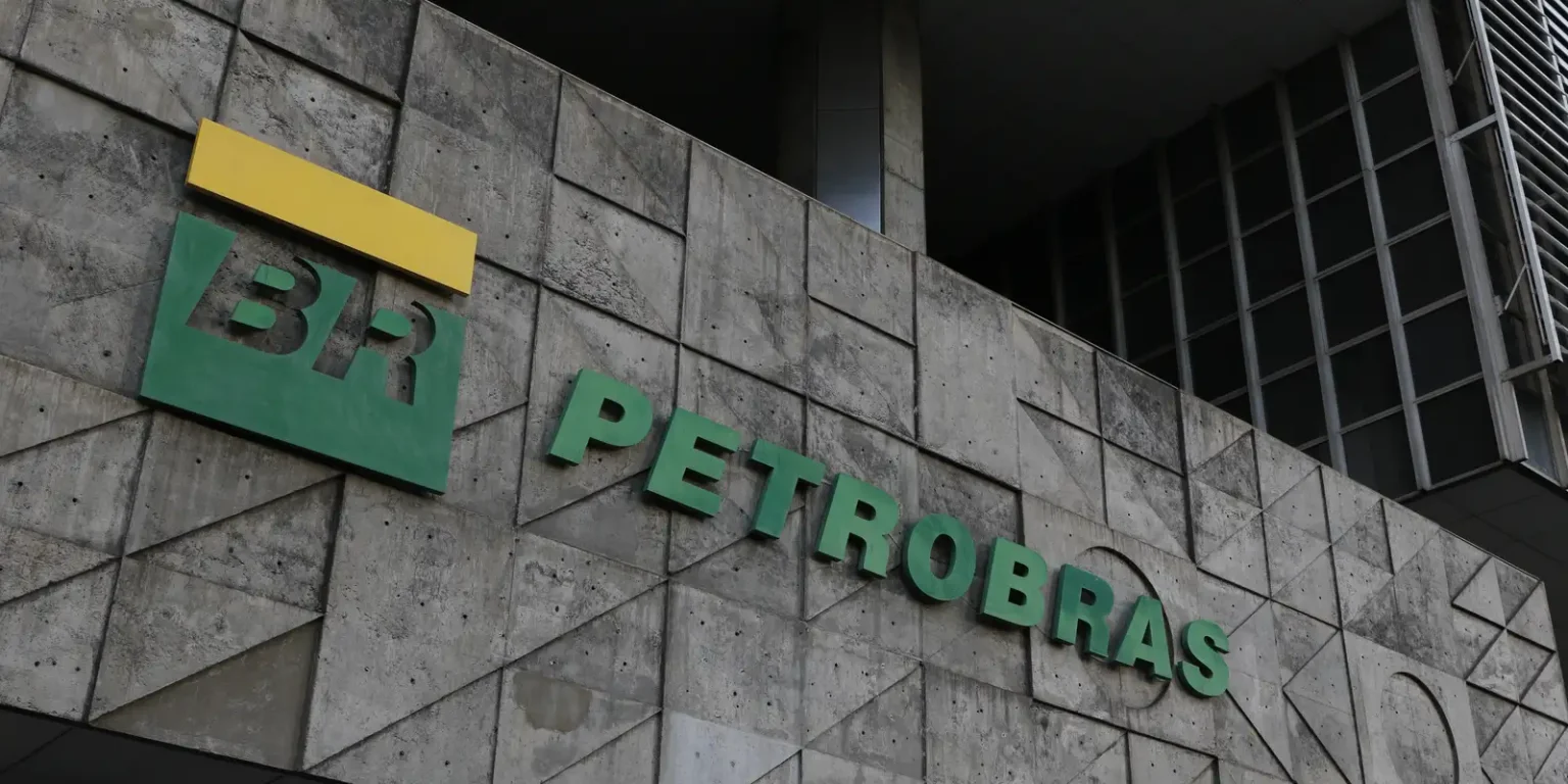 Greve Indefinida de Funcionários da Petrobras Impacta Atividades da Estatal Imagem do artigo