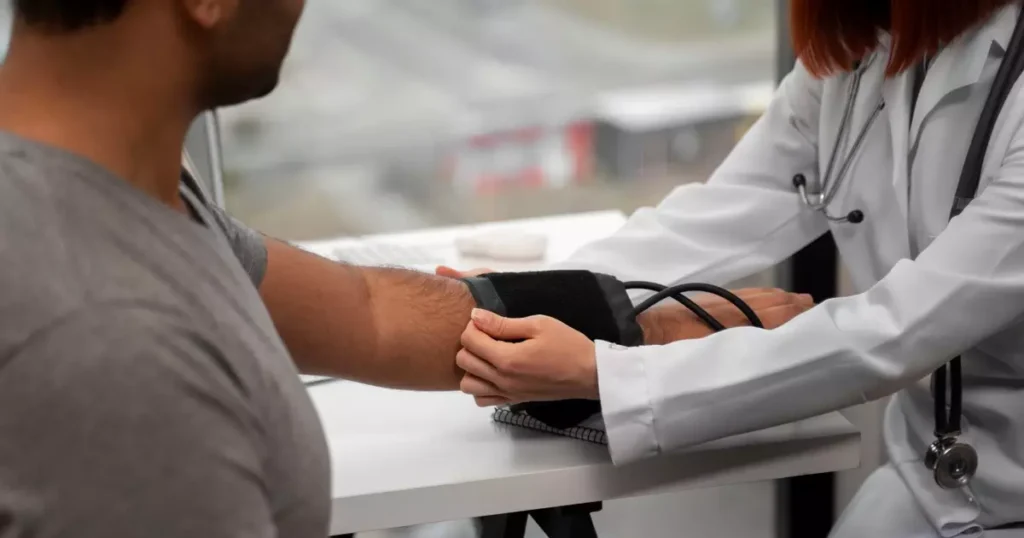 6 Exames de Rotina Essenciais e Acessíveis para Cuidar da Sua Saúde em 2026