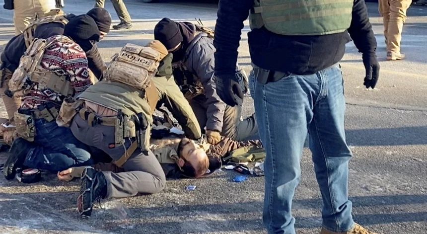 Análise de Vídeos do Tiroteio em Minneapolis Revela Divergências com Versões Oficiais Análise de Vídeos do Tiroteio em Minneapolis Revela Divergências com Versões Oficiais