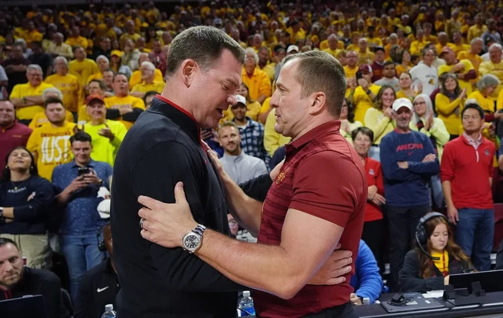 Arizona Mantém a Liderança na Pesquisa AP Top 25 Após Confrontos Intensos Arizona Mantém a Liderança na Pesquisa AP Top 25 Após Confrontos Intensos