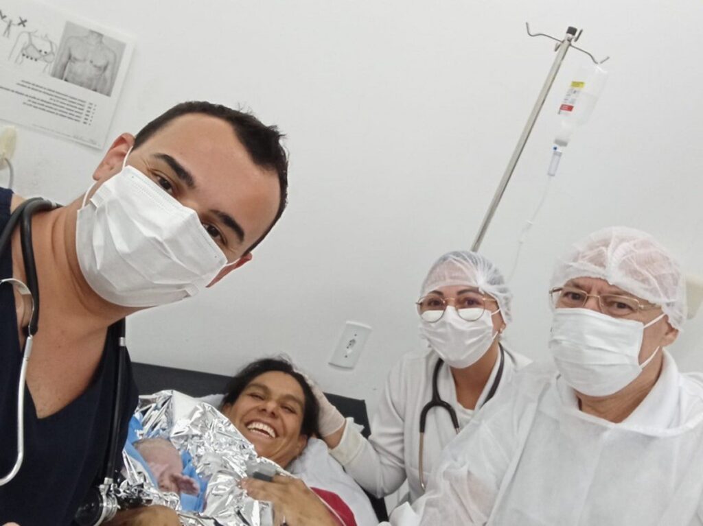 Bebê em Blumenau é Nomeado em Homenagem ao Médico que o Acolheu durante Parto