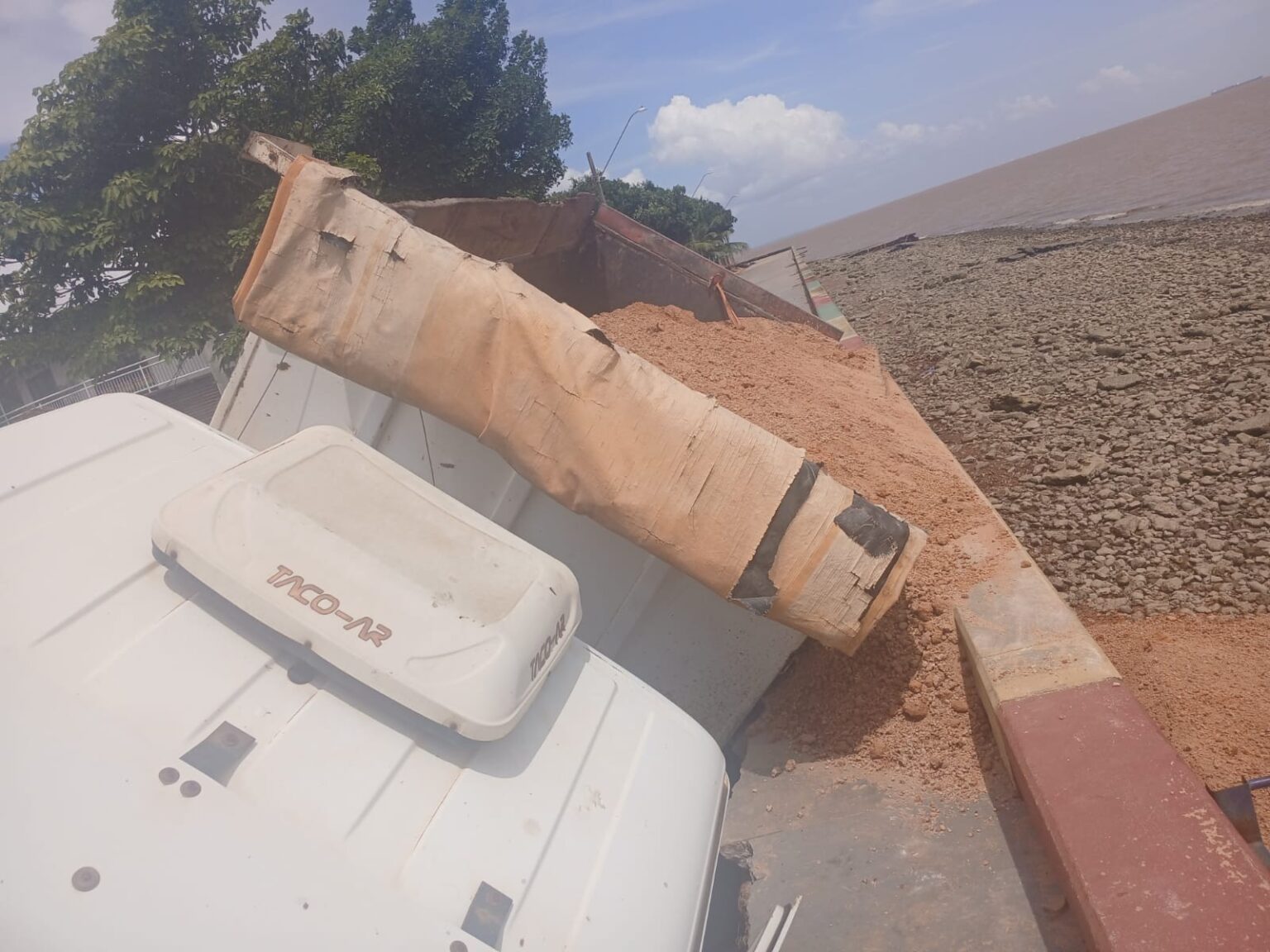 Caminhão Tomba e Forma Cratera na Orla de Macapá; Veja o Vídeo Caminhão Tomba e Forma Cratera na Orla de Macapá; Veja o Vídeo
