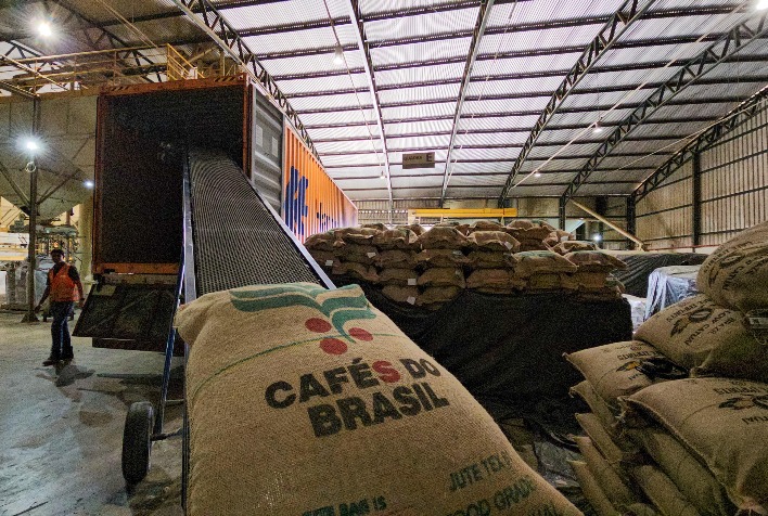 Crise Logística nos Portos Brasileiros Causa Prejuízo de R$ 66,1 Milhões a Exportadores de Café em 2