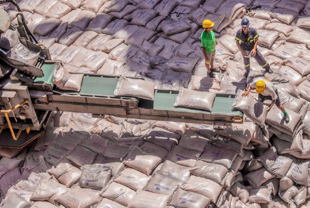 Exportações de Açúcar no Brasil Aumentam 15,9% em Janeiro, mas Queda nos Preços Afeta Receita