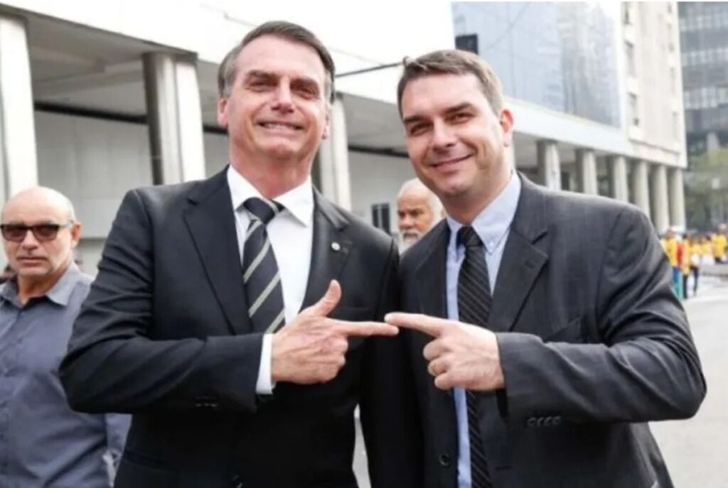 Flávio Bolsonaro Recria Estratégia de Sucesso de 2018 em Busca de Força Política