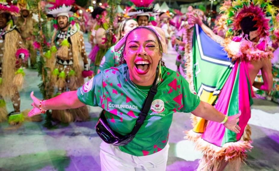 Mangueira se Prepara para o Carnaval 2026 com Enredo sobre Mestre Sacaca e Expectativas para o Cente