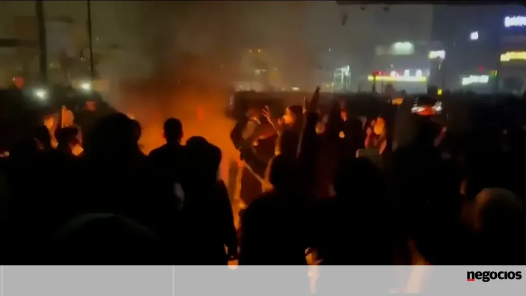 Protestos Crescentes no Irã: Tensão Interna e Influência dos EUA