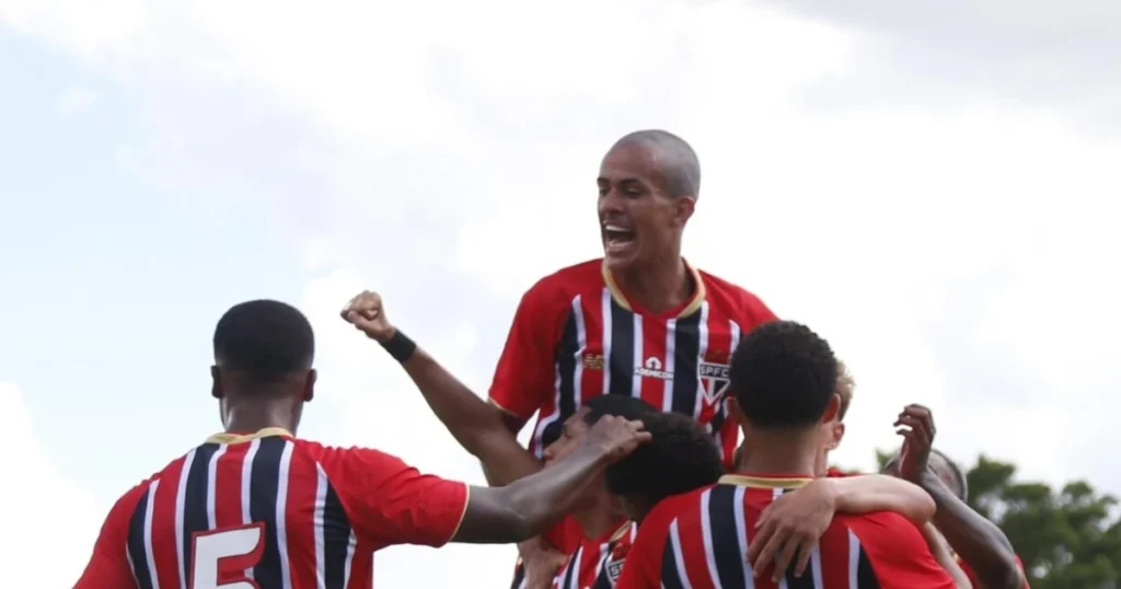 São Paulo Avança na Copinha com Vitória sobre o Independente-AP em Jogo Conturbado