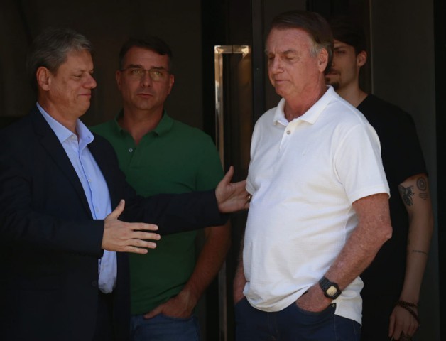 Tarcísio reaproxima-se de Bolsonaro e planeja visita após cancelamento