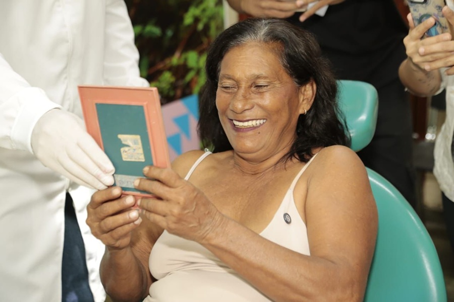 Transformação da Saúde Bucal: ‘Hoje eu sou uma outra mulher’, declara paciente ao receber prótese dentária Transformação da Saúde Bucal: 'Hoje eu sou uma outra mulher', declara paciente ao receber prótese de