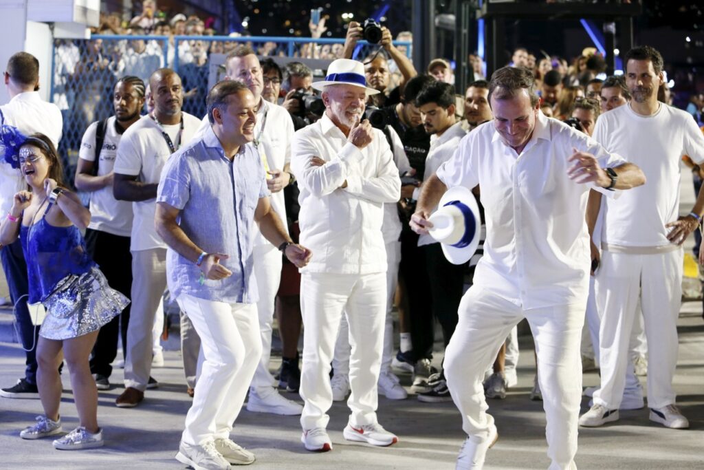 A Noite de Desfiles na Sapucaí: Lula e Políticos em Destaque A Noite de Desfiles na Sapucaí: Lula e Políticos em Destaque