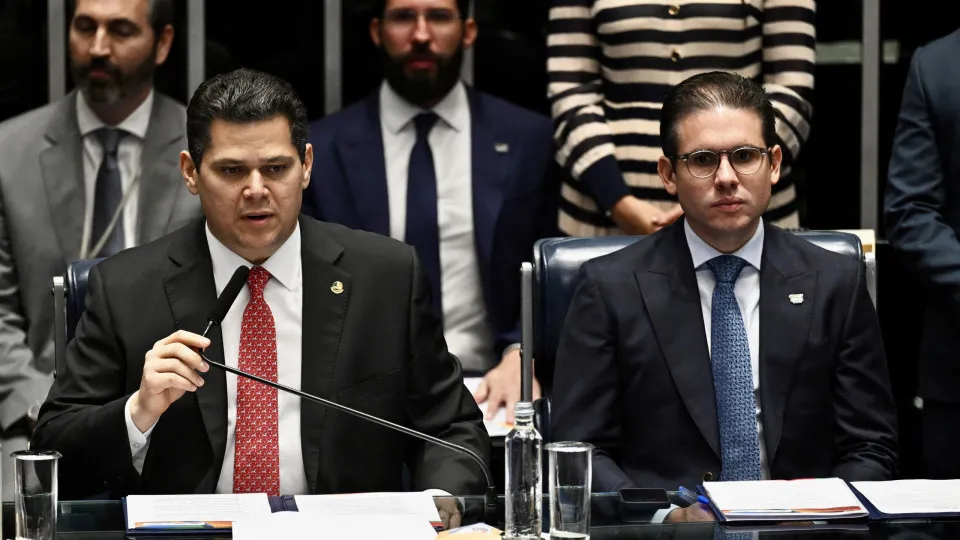 Cúpula do Congresso pode amenizar penas a Bolsonaro em troca de calma sobre CPI do Master