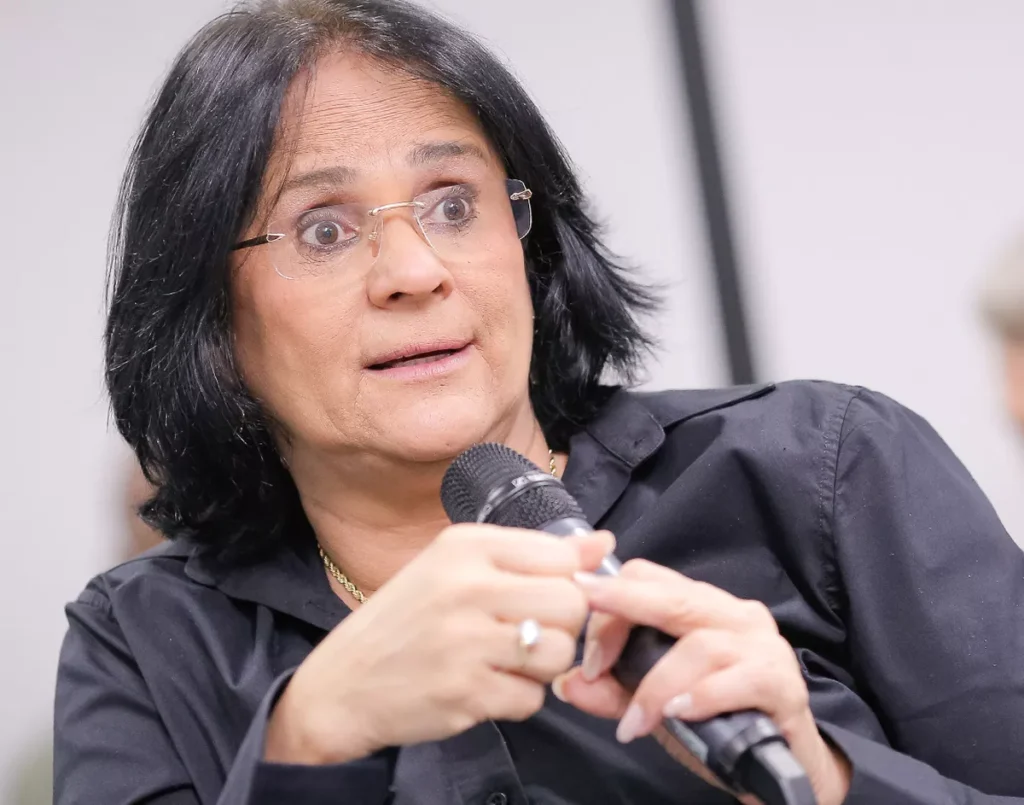 Damares Alves Denuncia Homenagem da Escola de Samba a Lula na Justiça Eleitoral Damares Alves Denuncia Homenagem da Escola de Samba a Lula na Justiça Eleitoral