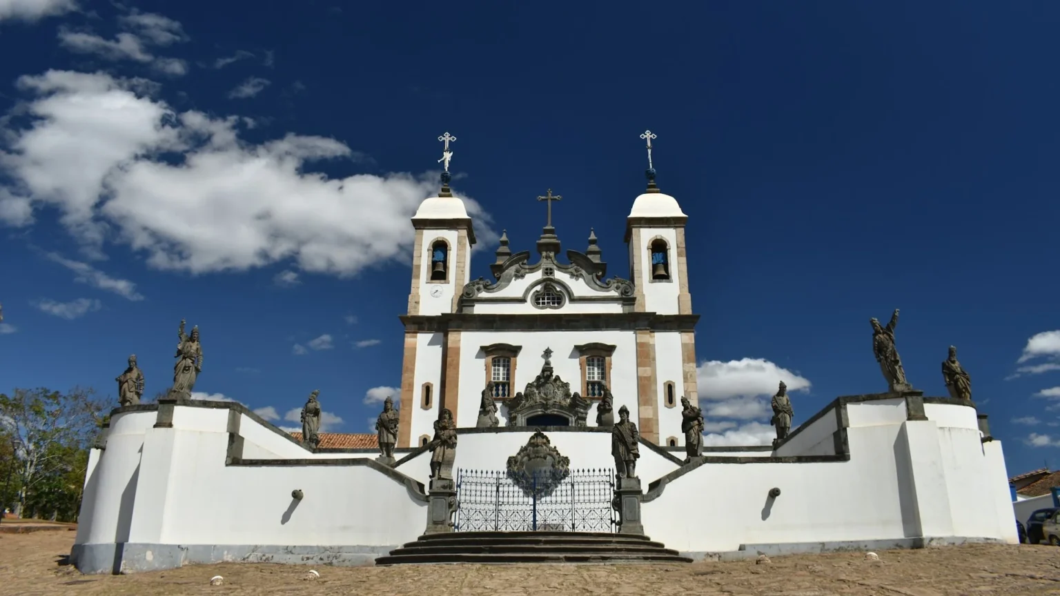 Descubra 5 Destinos Imperdíveis para o Turismo da Fé em Minas Gerais