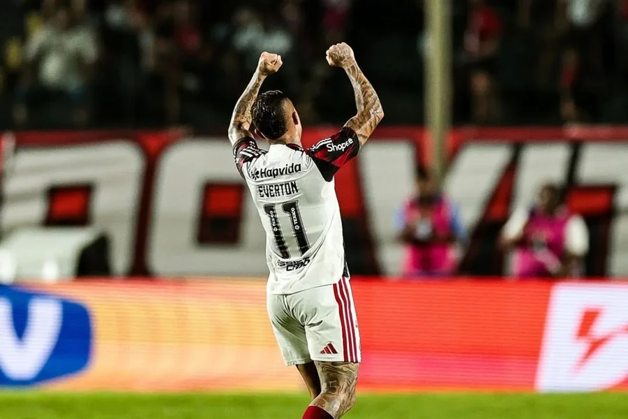 Flamengo vence Vitória e reforça sua hegemonia no Barradão