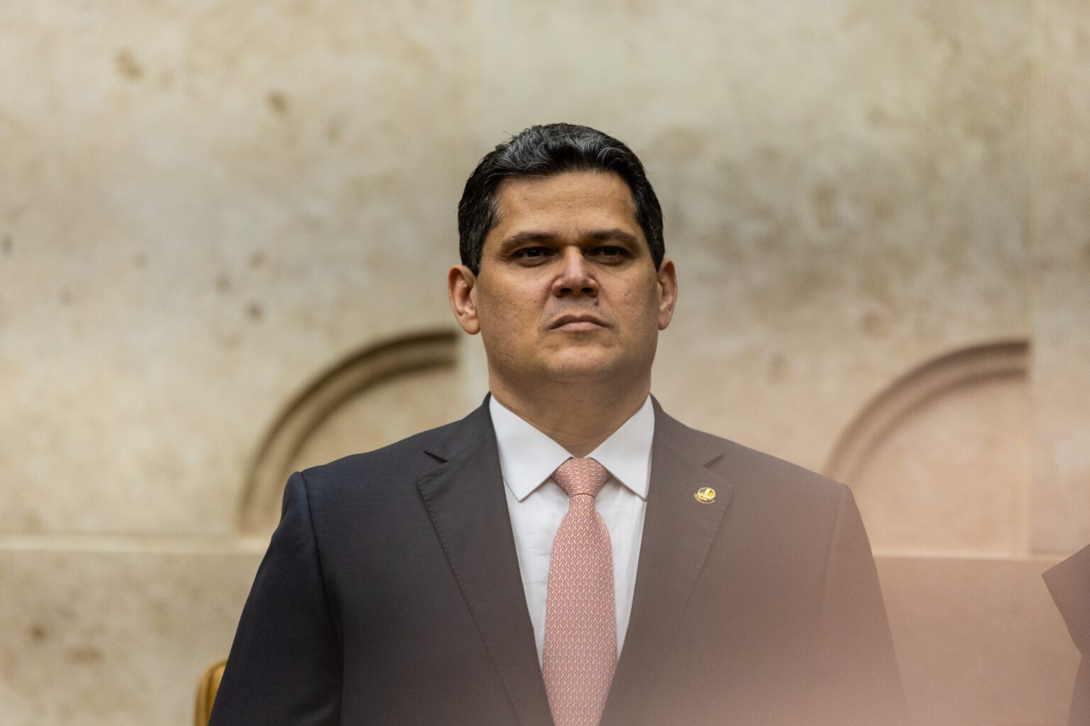 Investimentos Controversos: A Conexão entre Alcolumbre e Aporte do Amapá no Master