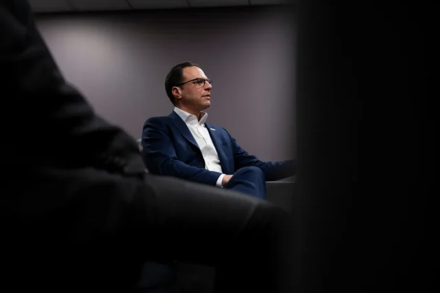 Josh Shapiro Fala sobre Violência Política e Antissemitismo em Entrevista Reveladora