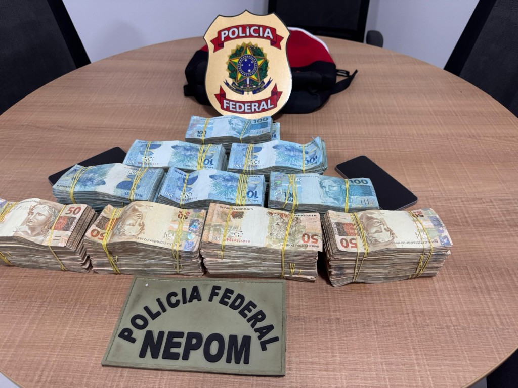Polícia Federal Captura Homem com R$ 400 Mil em Espécie no Amapá Polícia Federal Captura Homem com R$ 400 Mil em Espécie no Amapá