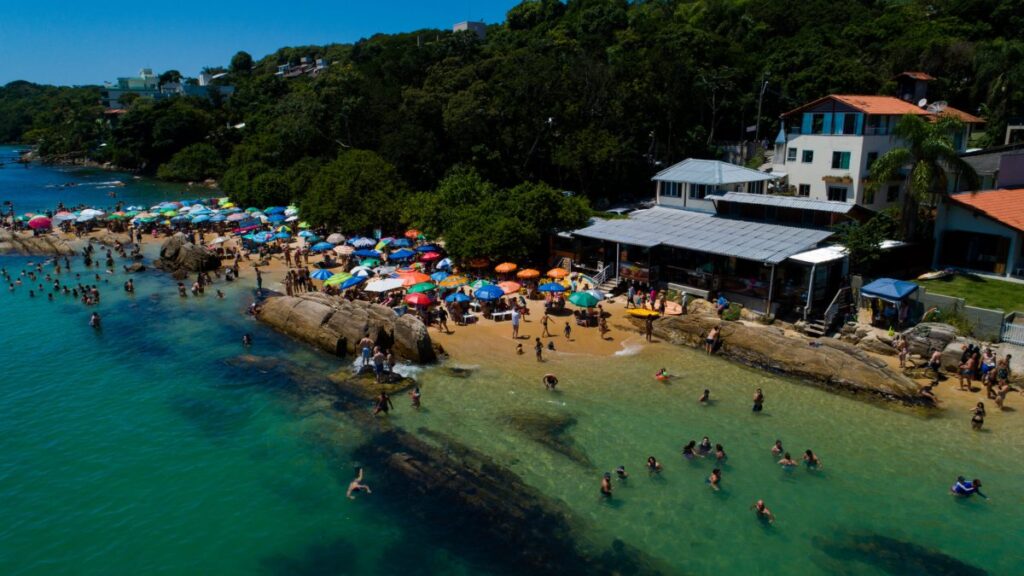 Praia dos Peixinhos: Um Paraíso em Santa Catarina que Encanta os Visitantes