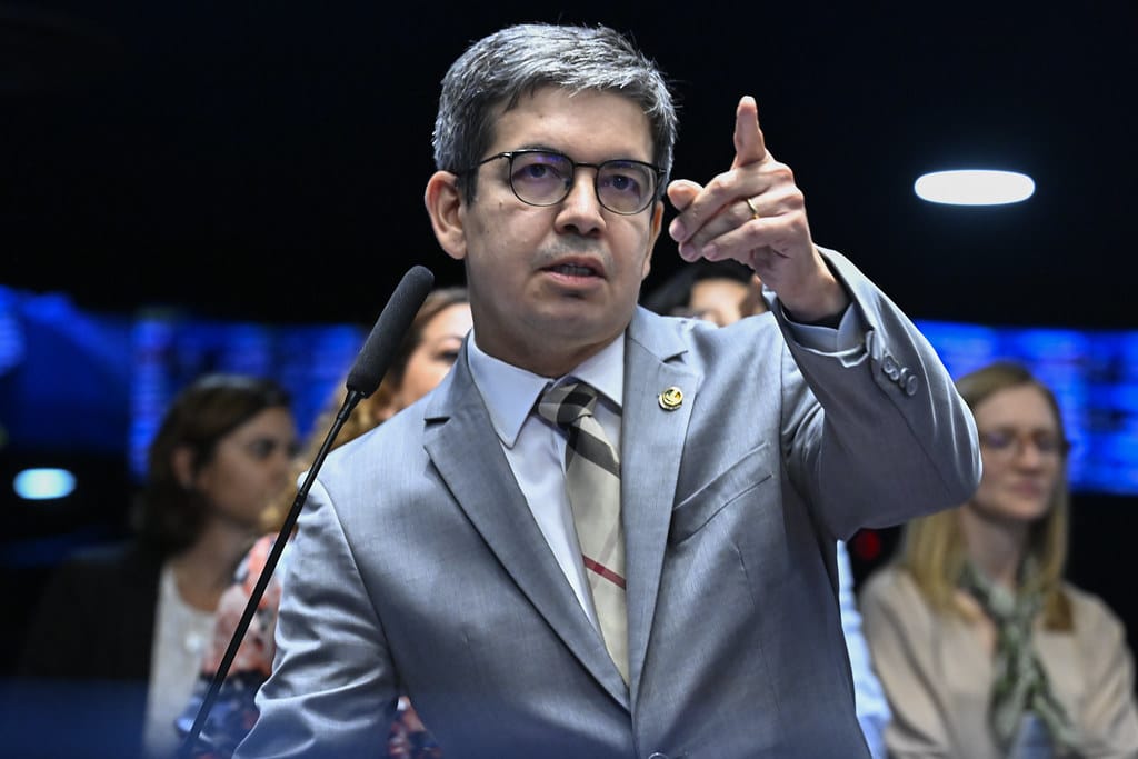 Randolfe Rodrigues em Ascensão: Possível Reeleição como Senador pelo Amapá