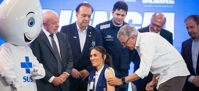 Vacinação Contra a Dengue: Ministério da Saúde Protege 1,2 Milhão de Profissionais de Saúde