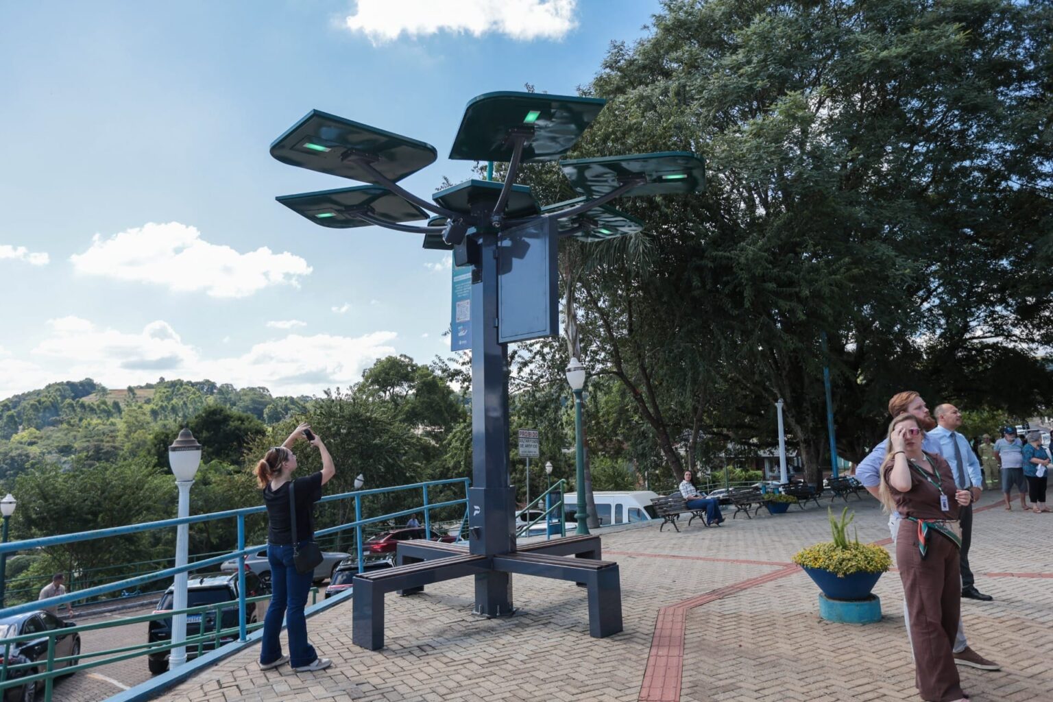 Araucária Digital: Totem Inova Conectividade e Segurança em Espaços Públicos Araucária Digital: Totem Inova Conectividade e Segurança em Espaços Públicos