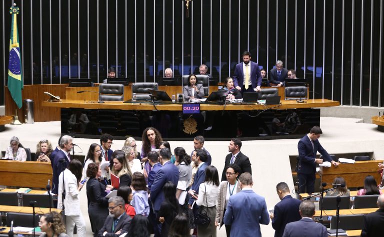Câmara dos Deputados Aprova Política Nacional de Assistência Jurídica às Vítimas de Violência