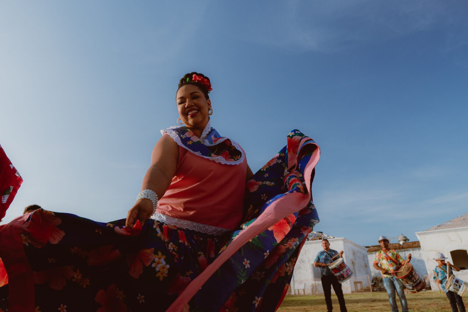 Carlinhos Brown Une Marabaixo e Música Eletrônica em Nova Faixa Impactante