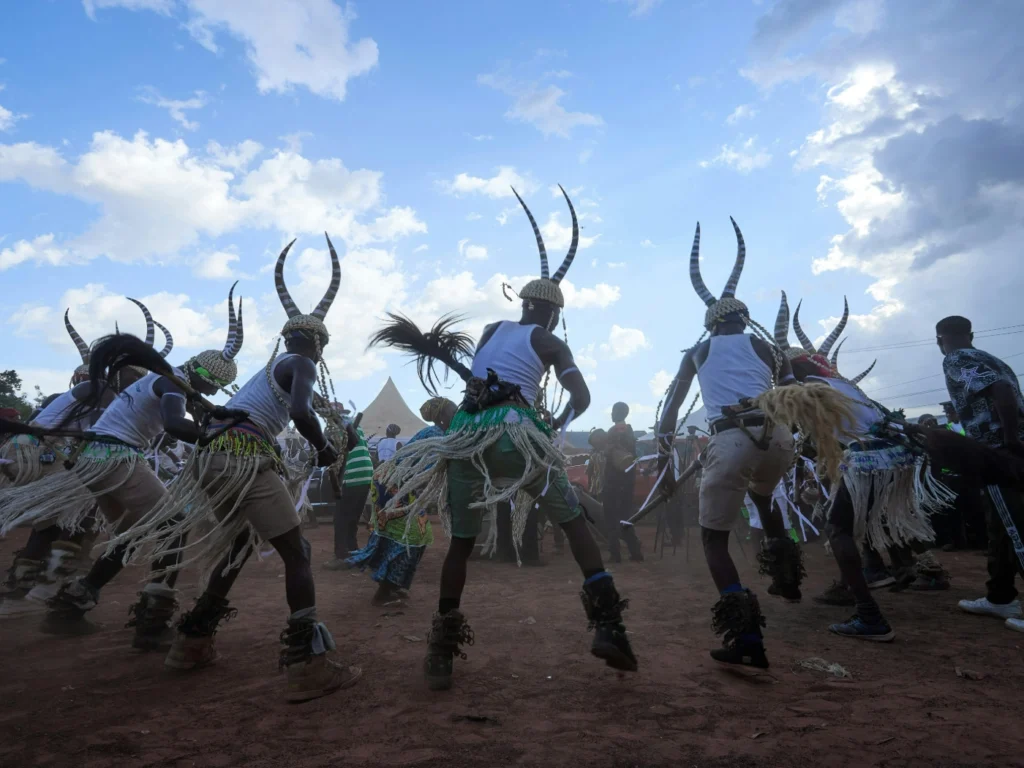 Explorando o Turismo Tribal: Uma Análise Crítica das Geografias Imaginárias Coloniais Explorando o Turismo Tribal: Uma Análise Crítica das Geografias Imaginárias Coloniais