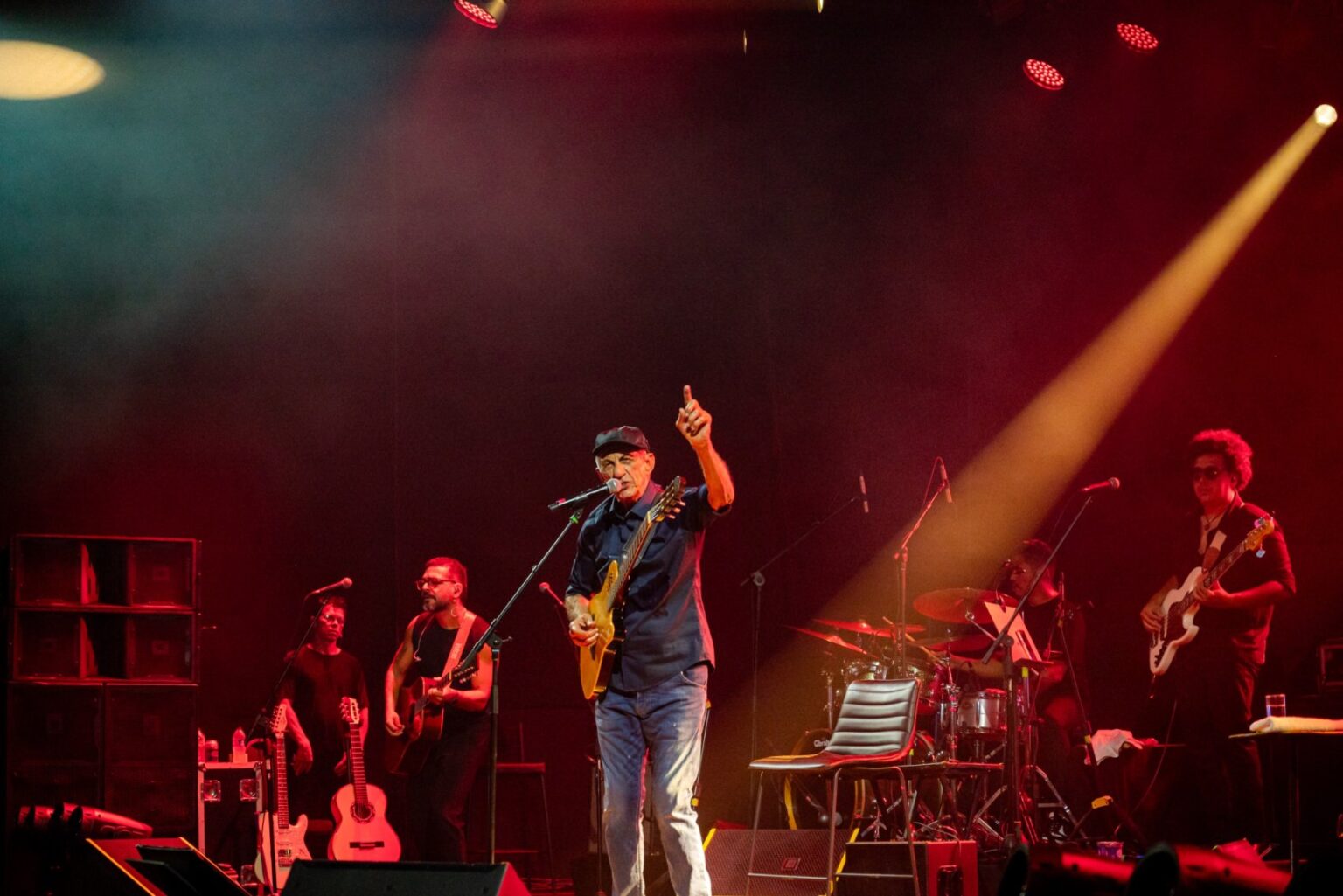 Fagner Encanta Multidão e Marca o Encerramento da Feira da Indústria em Grande Estilo