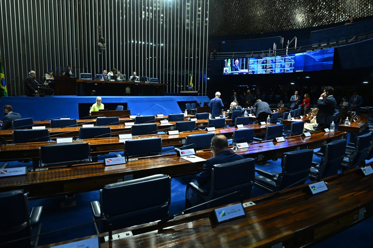 Senado Aprova Ampliação da Licença-Paternidade e Criação do Salário-Paternidade