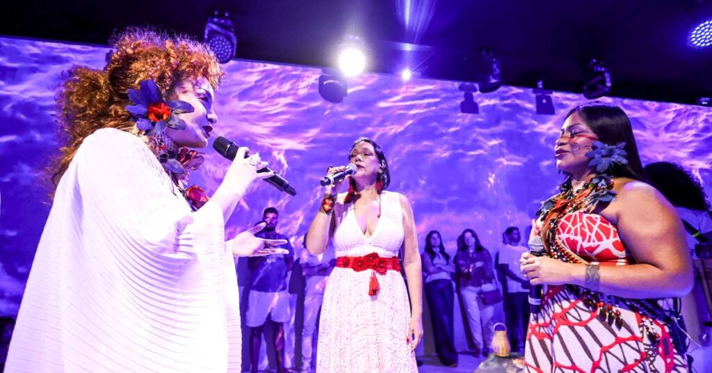 As Amazônias: Aíla, Djuena Tikuna e Patrícia Bastos Celebram a Identidade Feminina no Palco