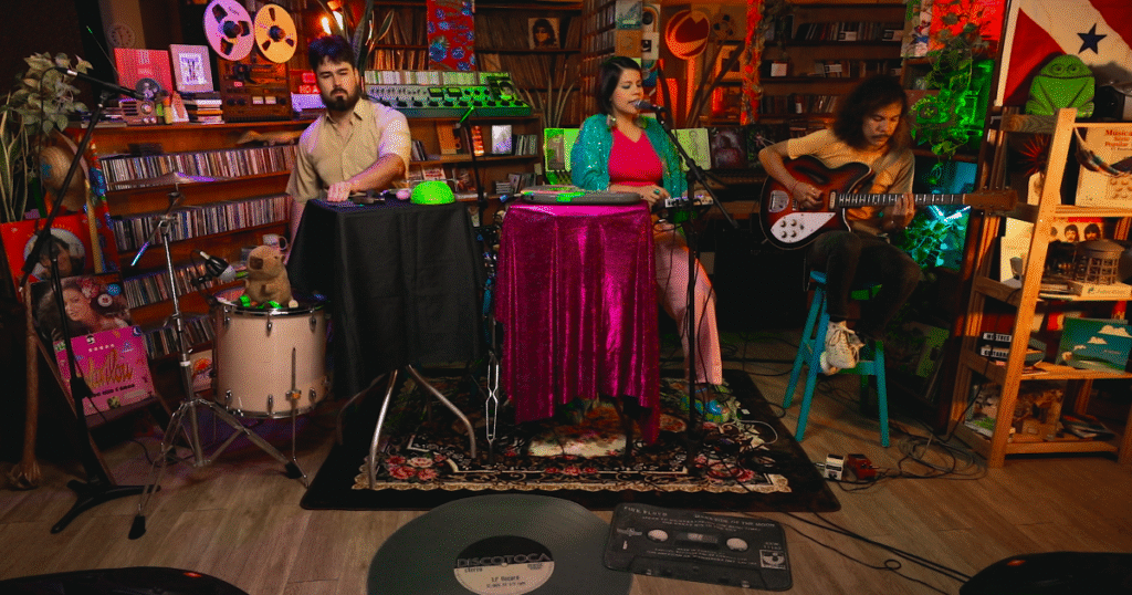 Banda Naïf Brilha no Discotoca com Rock Sinestésico