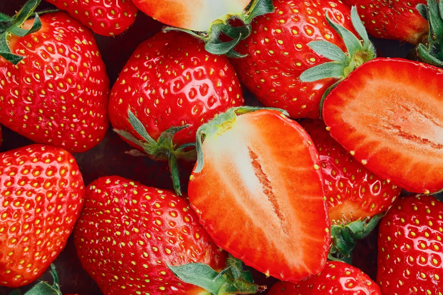 Crescimento das Importações de Morango do Egito Alarmam Produtores no Brasil Crescimento das Importações de Morango do Egito Alarmam Produtores no Brasil