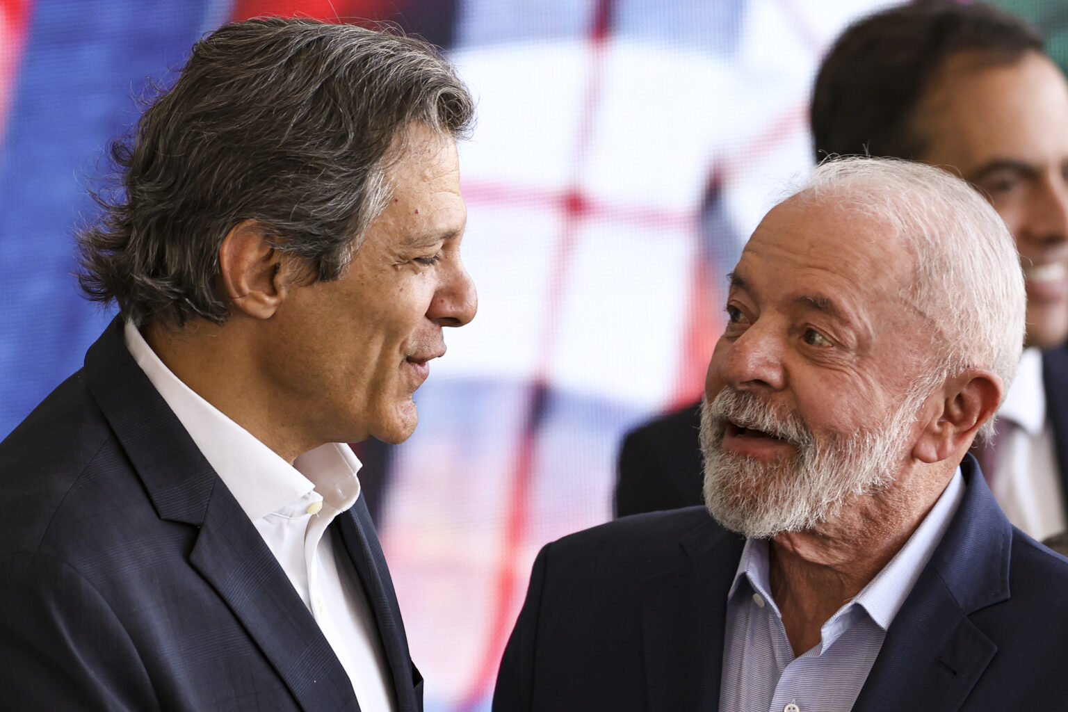 Fiscalidade em Crise: Folha Critica Política Econômica do Governo Lula
