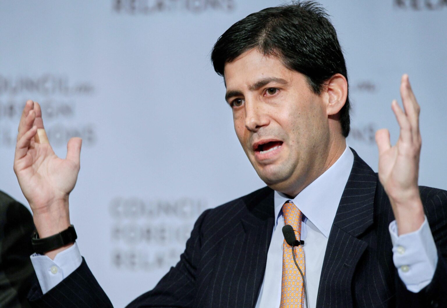 Kevin Warsh Defende Mandato Duplo e Vê Economia dos EUA Pronta para Crescer