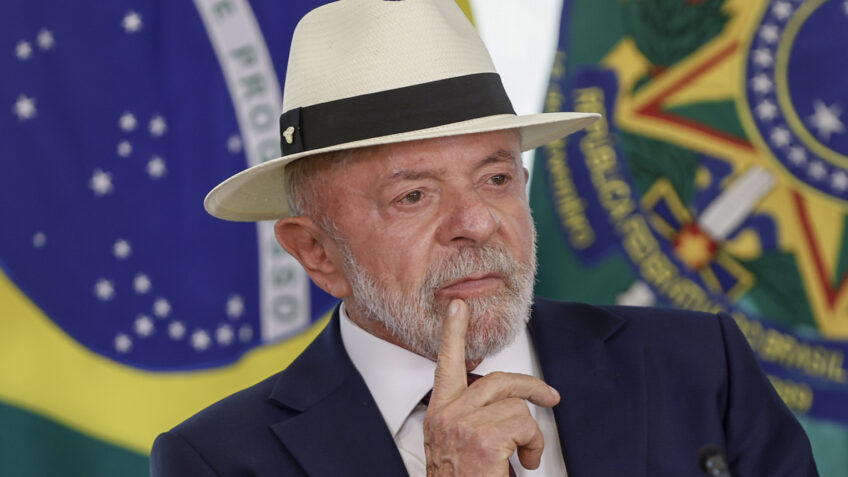 Lula Enfrenta Desafios Políticos Após Rejeição de Indicação ao STF