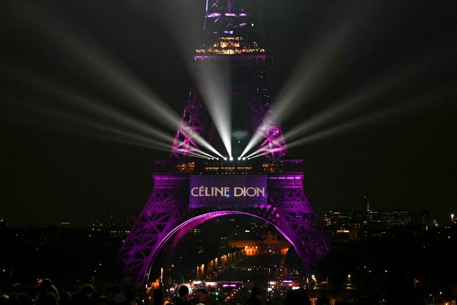 Nova Turnê de Céline Dion Promete Impulsionar o Turismo em Paris com Expectativas Bilionárias