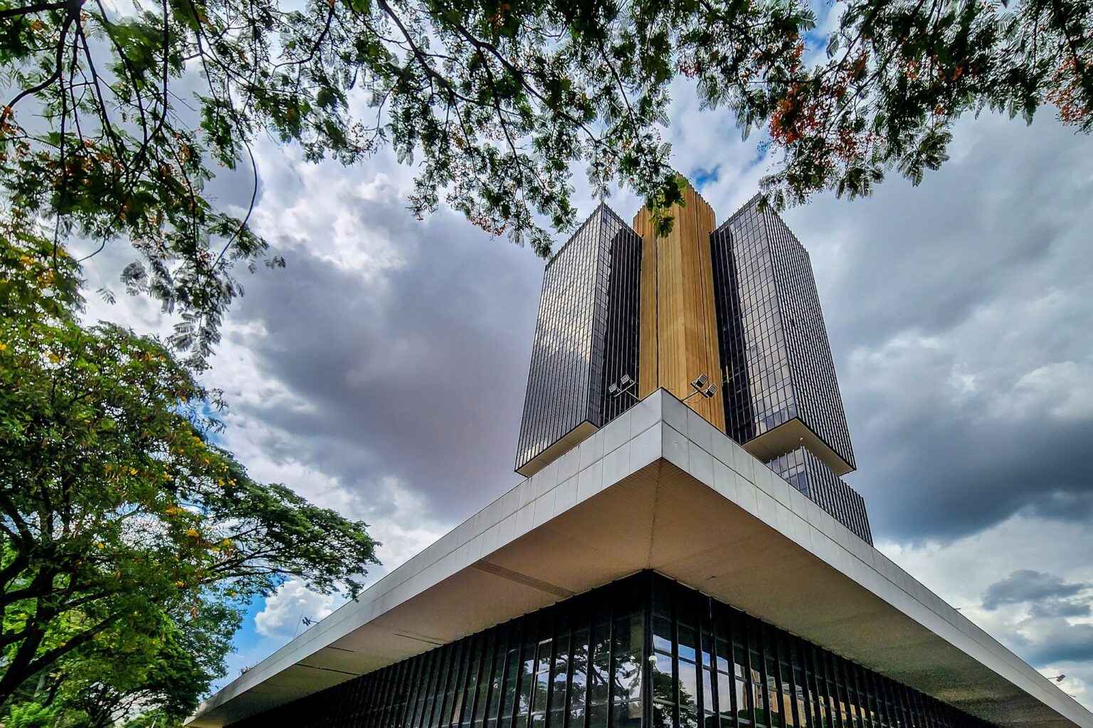 Política Monetária: Entenda Como o Banco Central Define os Juros e Afeta a Economia