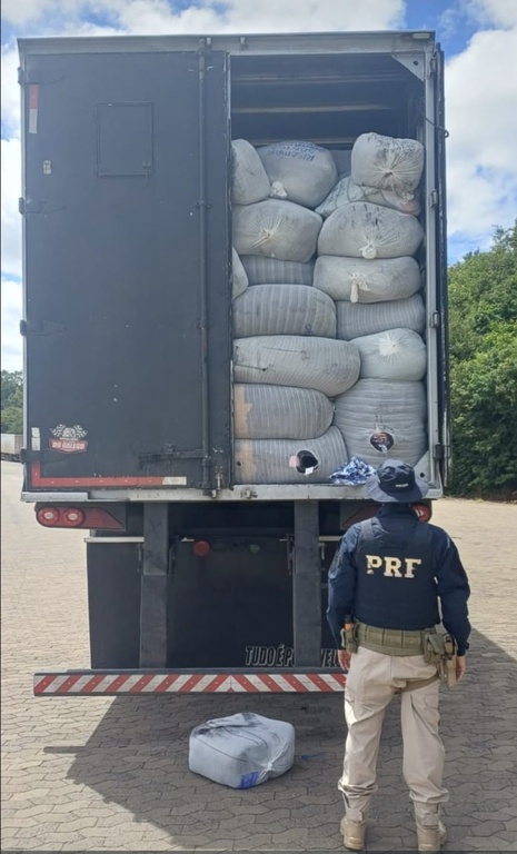 PRF Apreende Carga Irregular de Confecções Estrangeiras na BR-251 em Montes Claros PRF Apreende Carga Irregular de Confecções Estrangeiras na BR-251 em Montes Claros