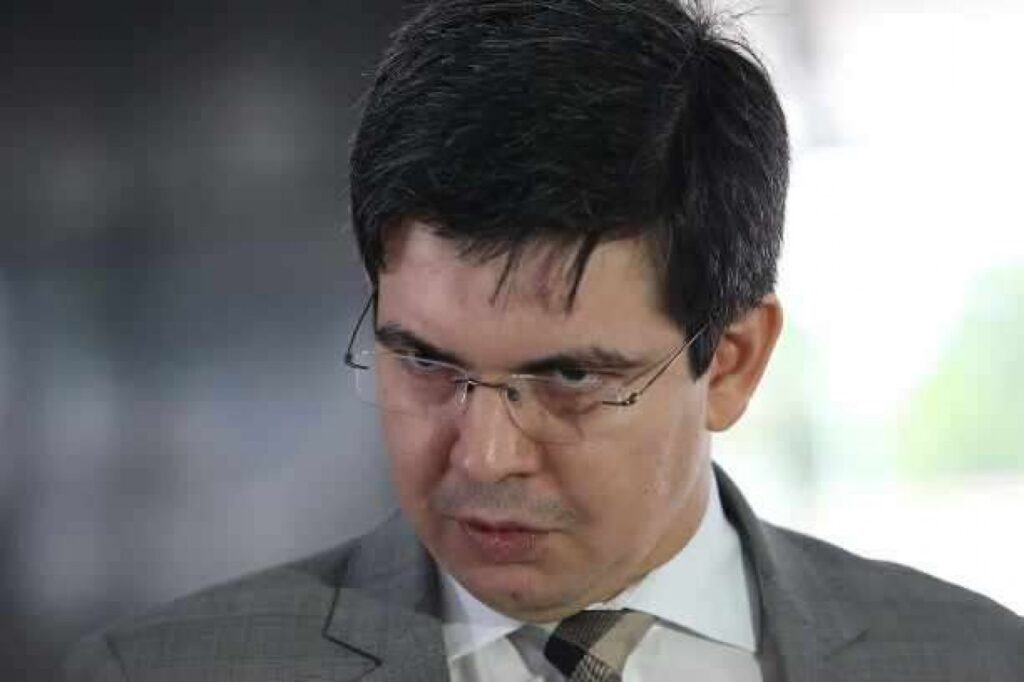 Randolfe Rodrigues Enfrenta Desafios no Senado: Pesquisa Aponta Queda de Popularidade Randolfe Rodrigues Enfrenta Desafios no Senado: Pesquisa Aponta Queda de Popularidade