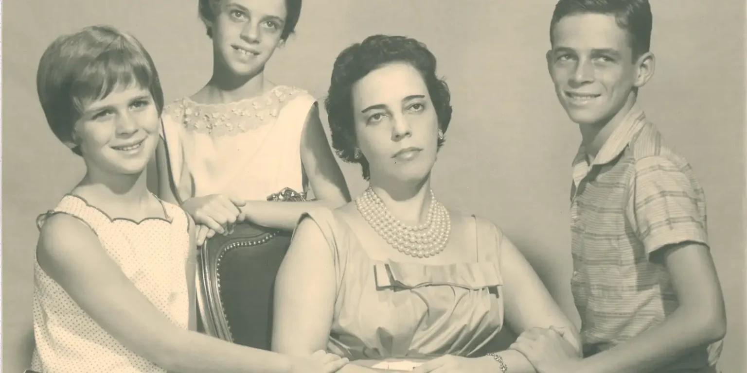 Zuzu Angel: Maternidade como Arma Política Contra a Ditadura Militar Zuzu Angel: Maternidade como Arma Política Contra a Ditadura Militar